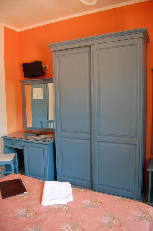 Hotel Villa Ombrosa Portoferraio Habitación foto