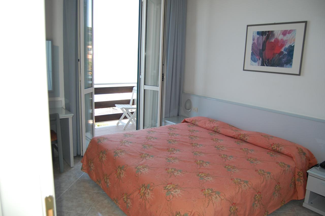 Hotel Villa Ombrosa Portoferraio Habitación foto