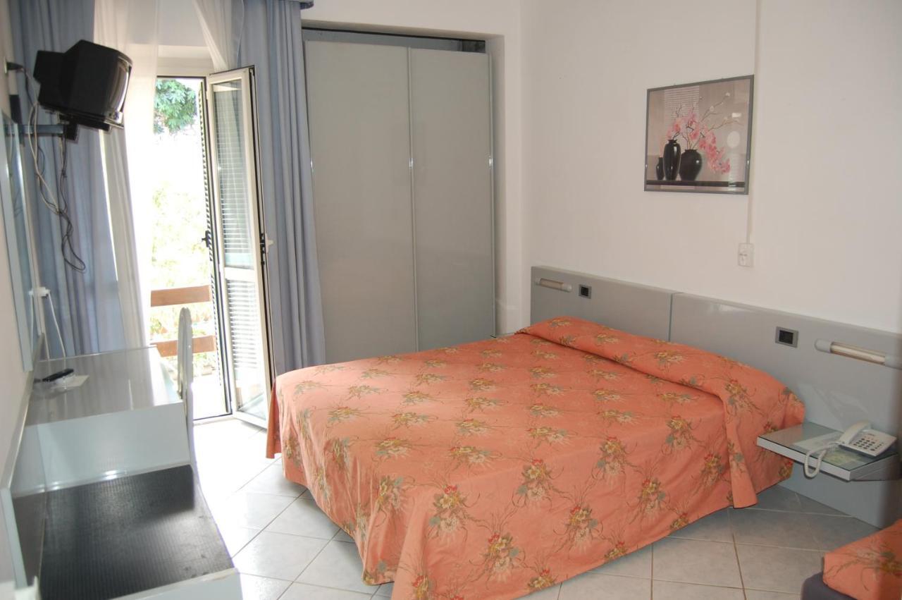 Hotel Villa Ombrosa Portoferraio Habitación foto